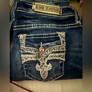 Here is the size 33 rock, revival, women’s easy crop capris NWOT